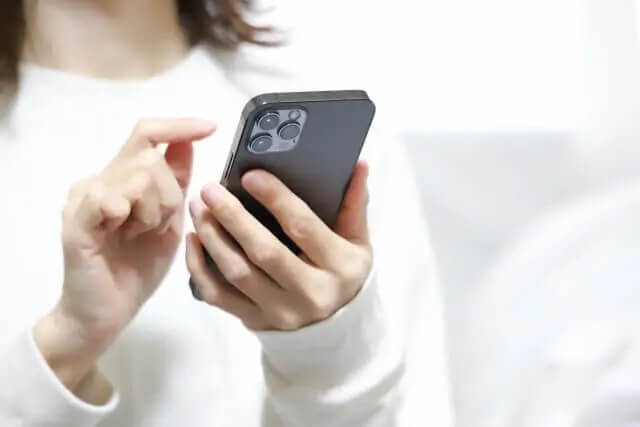 スマホで調べる女性